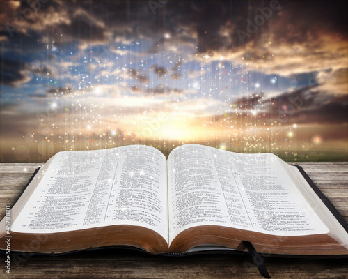 Board z aluminiowym obramowaniem Rozjarzony biblia przy zmierzchem