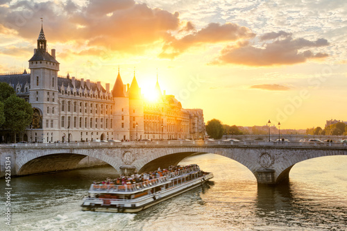 Plakat na papierze fotorealistycznym Paris concierge
