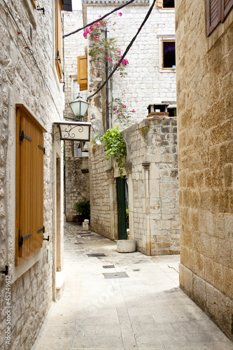 Naklejka na drzwi View on narrow alley - Trogir, Croatia.