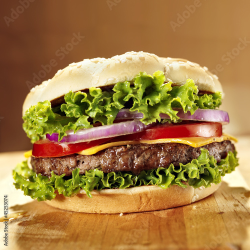 Board z aluminiowym obramowaniem Cheeseburgera z pomidorami sałatowymi i cebulą