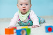 © kristall - Baby spielt in Bauchlage