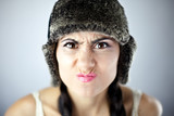 Fototapeta  - Piękna kobieta w czarnej czapce ze zmarszczonym nosem