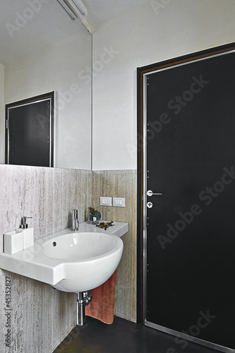 Immagini Bagno Moderno Piccolo.Piccolo Bagno Moderno Con Asciugamani Arancione Buy This Stock Photo And Explore Similar Images At Adobe Stock Adobe Stock