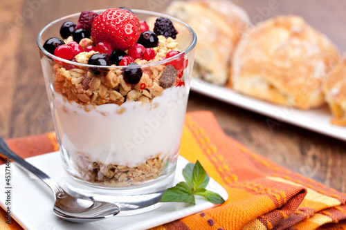 Tapeta ścienna na wymiar yogurt with muesli and berries in small glass