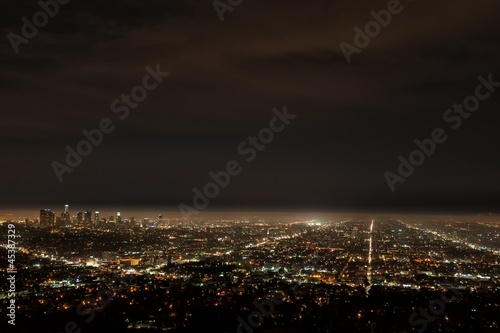 Naklejka samoprzylepna Widok z lotu ptaka los angeles w nocy z Obserwatorium griffith