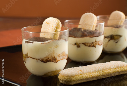 Board z aluminiowym obramowaniem Tradycyjny włoski deser - deser tiramisu.