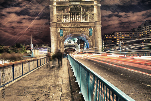 tower-bridge-w-londynie-w-wielkiej-brytanii-w-nocy-z-ruchu-i