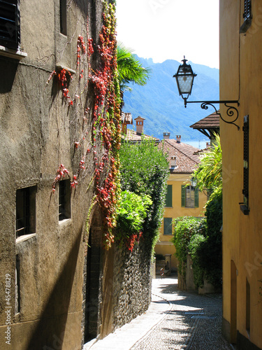 Naklejka na drzwi Narrow street of Menaggio, Italy