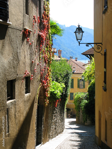 Naklejka - mata magnetyczna na lodówkę Narrow street of Menaggio, Italy