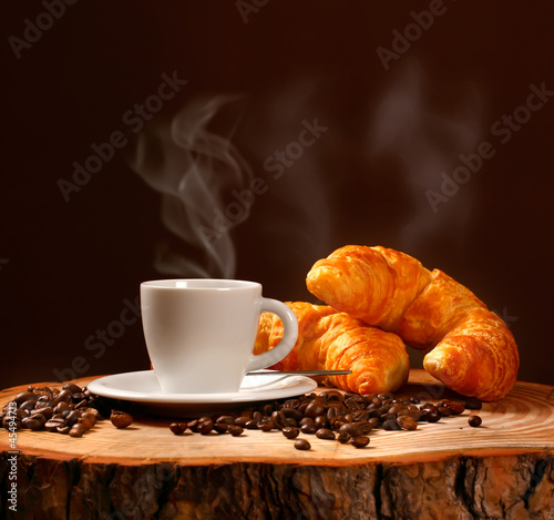 Obraz na płótnie canvas Espresso z gorącymi croissantami