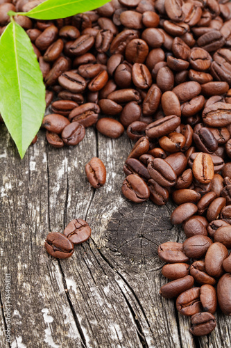 Naklejka na szybę Kaffeebohnen auf Holzbrett