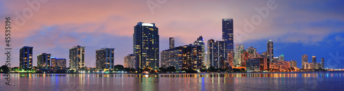 Plakat na papierze fotorealistycznym Scena nocna miami