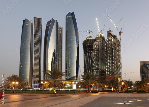 Naklejka samoprzylepna Wieżowce w abu dhabi o zmierzchu, zjednoczone emiraty arabskie