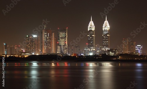 Fotoboard na płycie Dubai city skyline w nocy. 