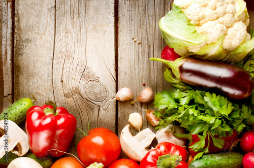 Board z aluminiowym obramowaniem Zdrowe warzywa organiczne na tle drewna