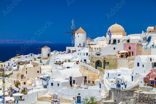 Board z aluminiowym obramowaniem Oia wieś na wyspie santorini, grecja