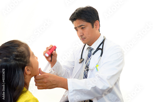風邪のため診察を受ける女の子 Stock Photo Adobe Stock 風邪のため診察を受ける女の子 Stock Photo Adobe Stock