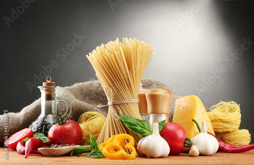 Board z aluminiowym obramowaniem Makaron spaghetti, warzywa i przyprawy,