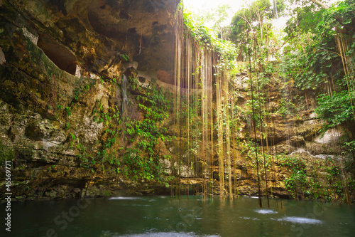 Naklejka samoprzylepna Ik-kil cenote w pobliżu Chichen Itza w Meksyku