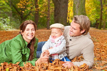 Sticker - glückliche familie im herbstlaub