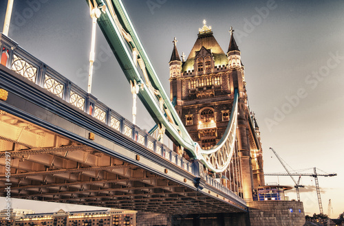 moc-tower-bridge-jesienia