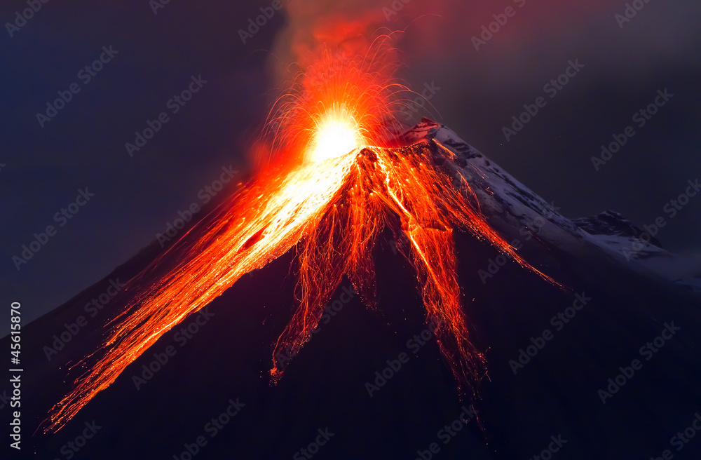 Close up volcano eruption (Tungurahua) - obrazy, fototapety, plakaty 
