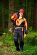 Waldarbeiterin mit Kettensäge in Schutzkleidung