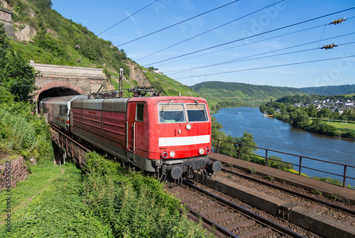 Board z aluminiowym obramowaniem Pociąg opuszczający tunel w pobliżu rzeki Moselle w Niemczech