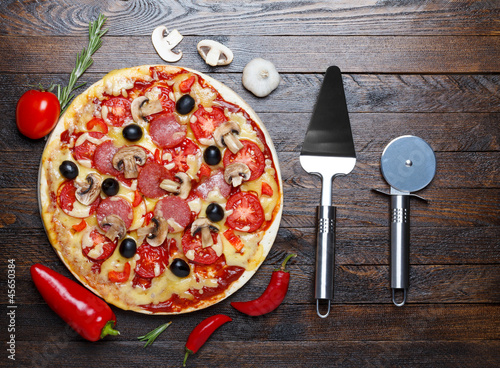 Board z aluminiowym obramowaniem Pizza ze składnikami i podnośnikiem, kuter
