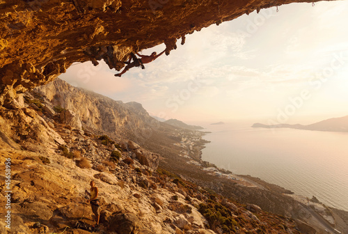 Board z aluminiowym obramowaniem Wspinacz na zachodzie słońca, kalymnos island, grecja