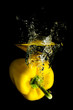 gelbe Paprika fällt ins Wasser