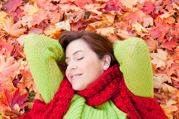 Canvas Print - wohlfühlen im herbst frau mit schal in blättern