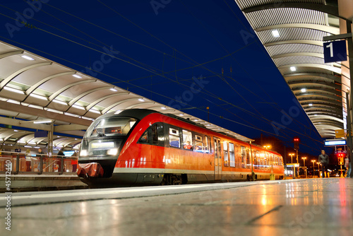 Fototapeta na wymiar Nahverkehrszug am Bahnhof Kaiserslautern bei Nacht