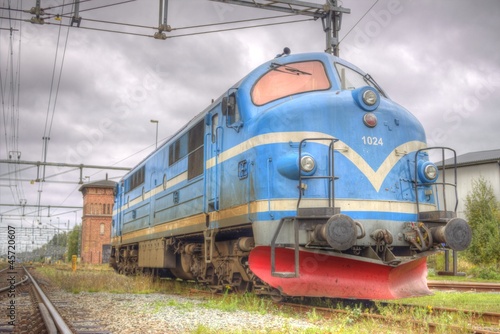 Board z aluminiowym obramowaniem Stary niebieski pociąg w värnamo (hdr)