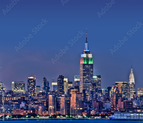 Naklejka samoprzylepna Manhattan i budynek imperium w nocy