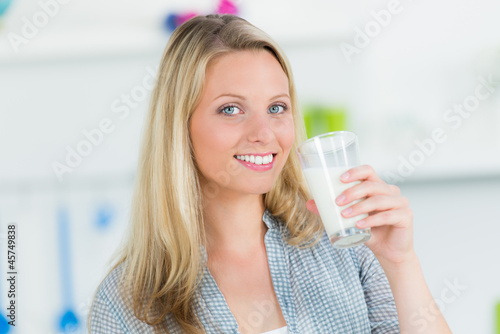 Fotografie, Obraz junge frau hat ein glas milch in der hand
