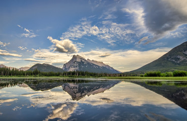 Fotobehang - Vermilion Lakes Perfect Reflection