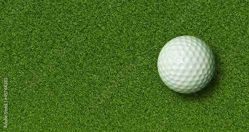Board z aluminiowym obramowaniem Piłka golfowa na zielonej trawie z miejsca na kopię