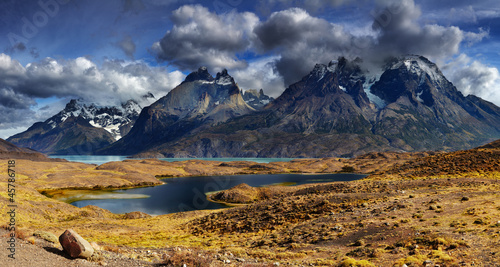 Board z aluminiowym obramowaniem Panorama górska, park narodowy torres del paine, patagonia, ch