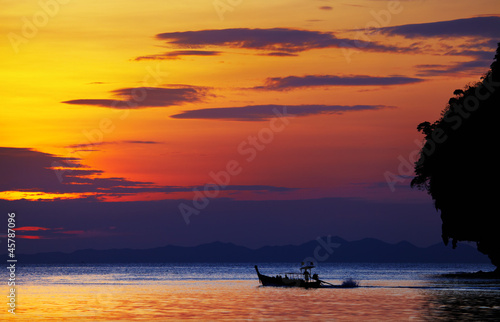 Obraz na płótnie canvas czteroczęściowy "tetraptyk" Tropikalna plaża o zachodzie słońca, andaman sea, thailand