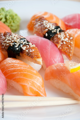 Tapeta ścienna Pionowe strzał szklanej płytki z sushi zestaw, szczelnie-do góry
