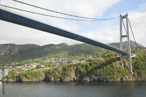 Board z aluminiowym obramowaniem Duży długi most wiszący w Bergen, Norwegia