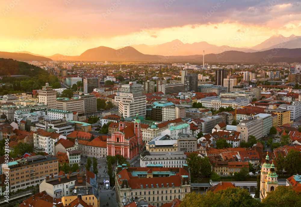 Obraz na płótnie Sunset scene of Ljubljana skyline in Slovenia w salonie