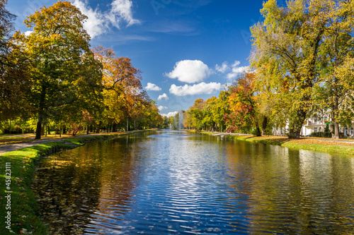 Tapeta ścienna Odbicie jesiennego parku nad rzeką