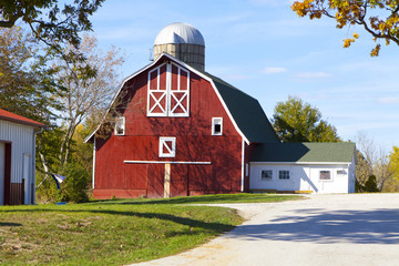 Wall Mural - Traditional American Barn (Autumn Season)