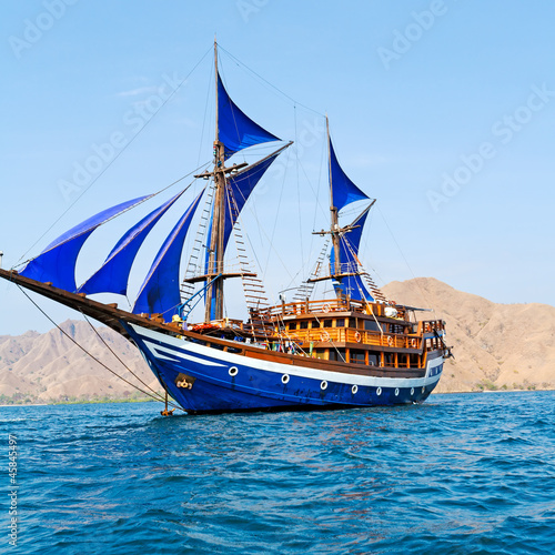 Naklejka na szybę Vintage Wooden Ship with Blue Sails