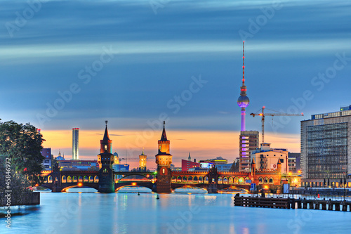 Obraz na płótnie canvas Berlin fernsehturm oberbaumbrücke