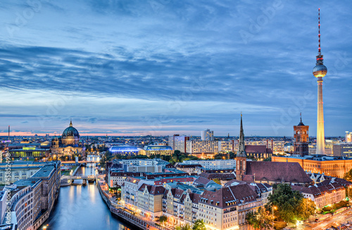 wieza-telewizyjna-w-berlinie-o-zmierzchu-zywe-barwne-kolory