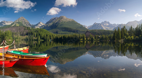 Board z aluminiowym obramowaniem Kolorowe łodzie na jeziorze strbske w Wysokie Tatry, Słowacja