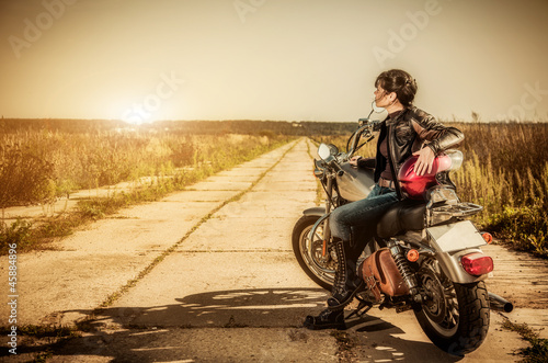motocyklistka-na-polanie-obraz